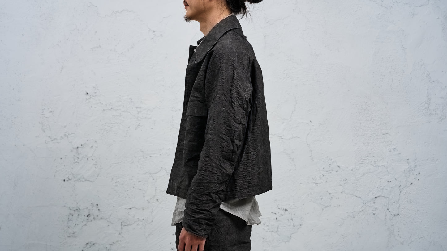 <span>27.1</span><span>"DISPLACEMENT"</span>ARMHOLELESS  JACKET <br>DNA PAPER TWILL<br>CARBON