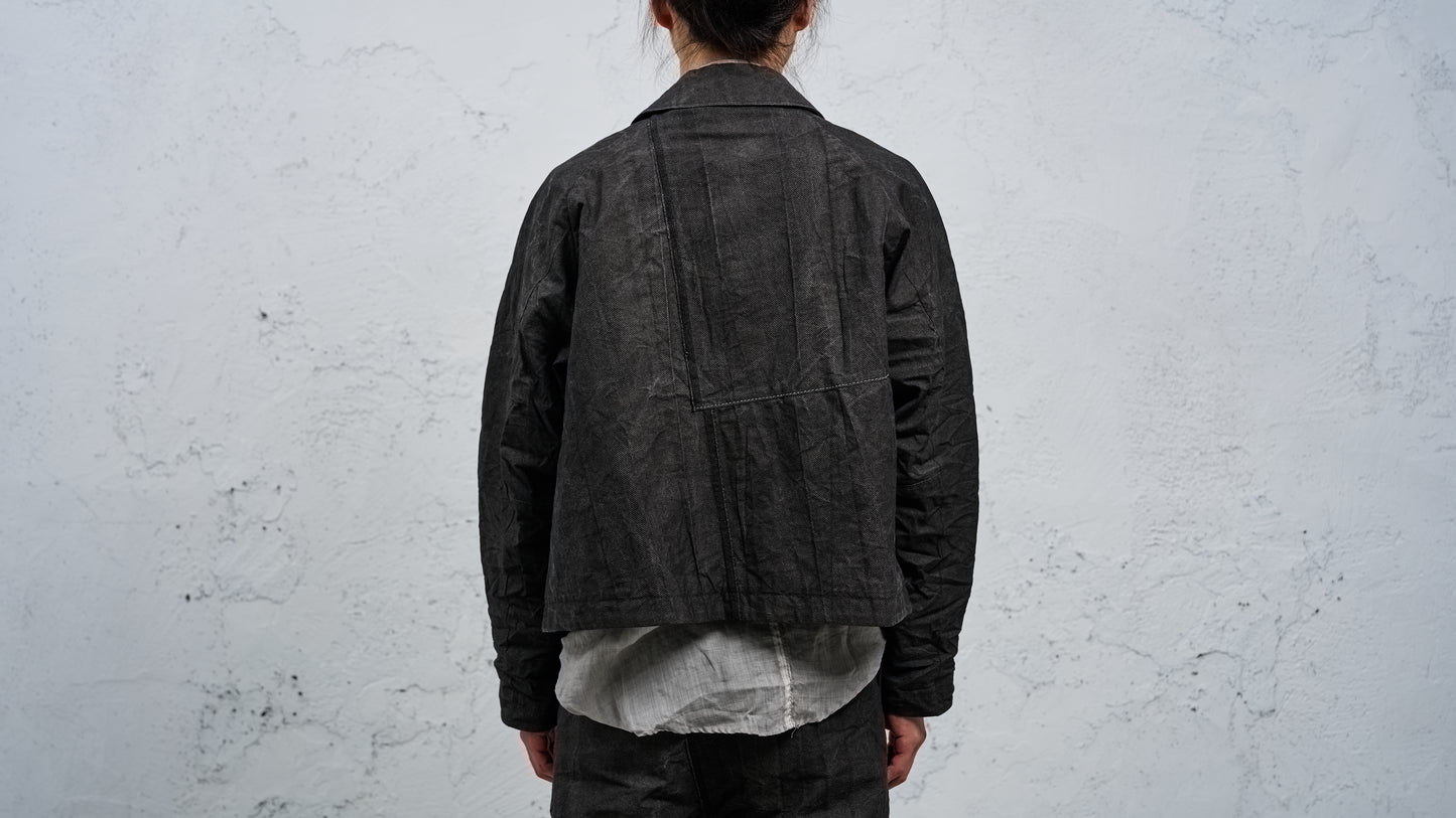 <span>27.1</span><span>"DISPLACEMENT"</span>ARMHOLELESS  JACKET <br>DNA PAPER TWILL<br>CARBON