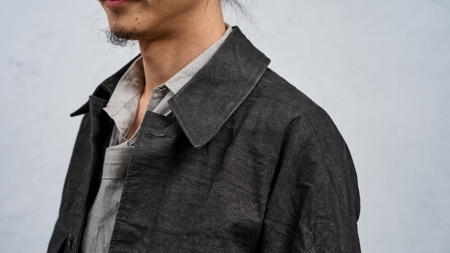 <span>27.1</span><span>"DISPLACEMENT"</span>ARMHOLELESS  JACKET <br>DNA PAPER TWILL<br>CARBON