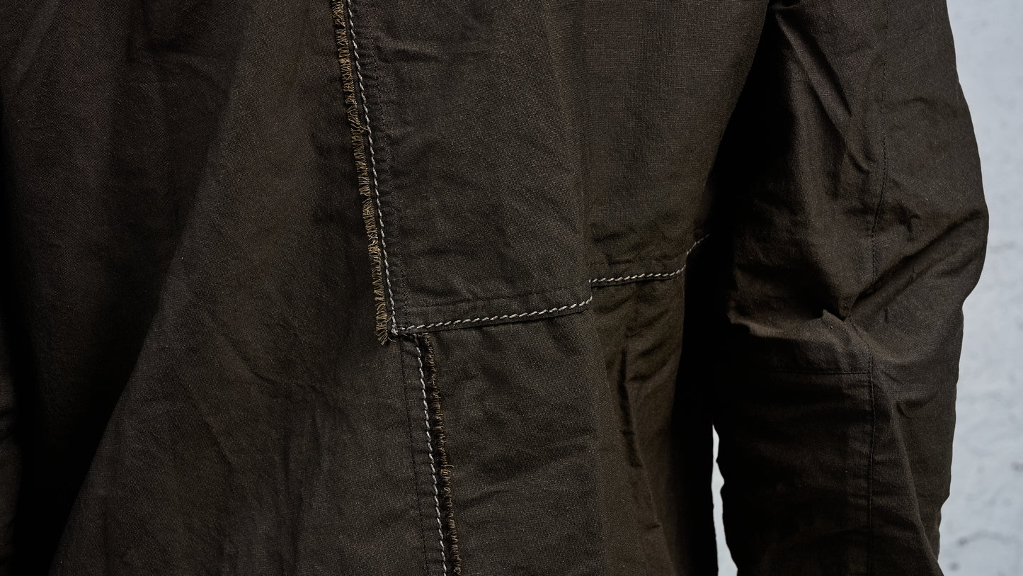 <span>27.1</span><span>"DISPLACEMENT"</span>INSIDE SHIRT<br>DNA PAPER X NYLON EXTRA LIGHT<br>OLIVE BLACK