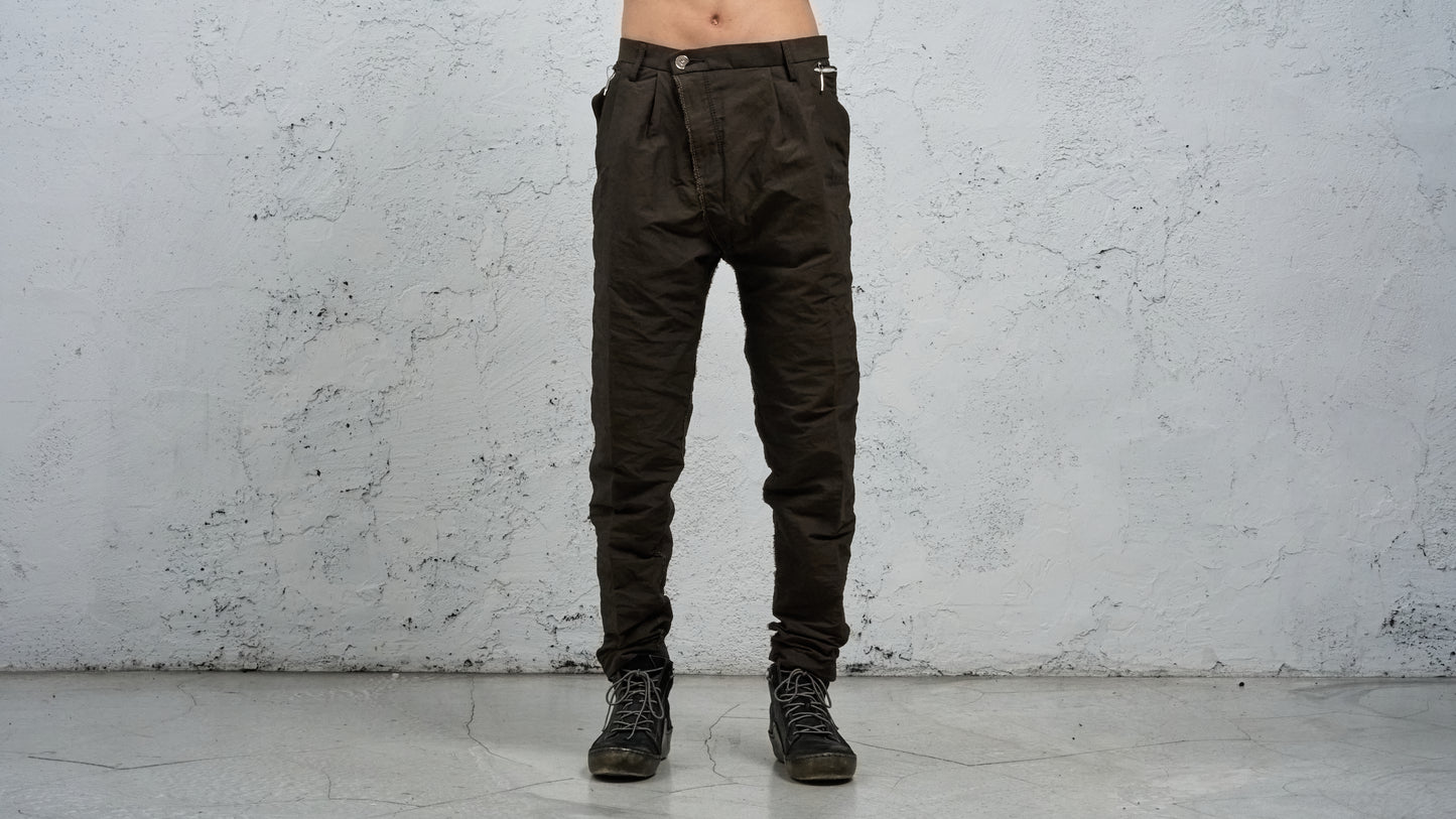 <span>27.1</span><span>"BASIC"</span>PLEATED L/C TRS<br>DNA PAPER X NYLON EXTRA LIGHT<br>OLIVE BLACK