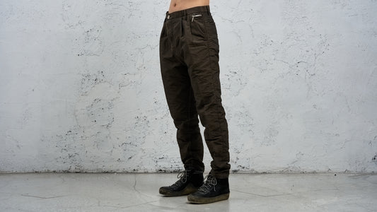 <span>27.1</span><span>"BASIC"</span>PLEATED L/C TRS<br>DNA PAPER X NYLON EXTRA LIGHT<br>OLIVE BLACK