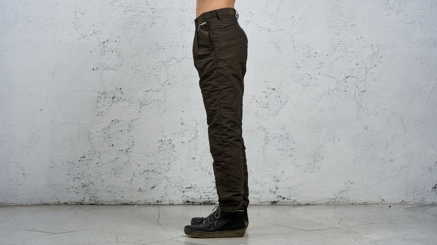 <span>27.1</span><span>"BASIC"</span>PLEATED L/C TRS<br>DNA PAPER X NYLON EXTRA LIGHT<br>OLIVE BLACK