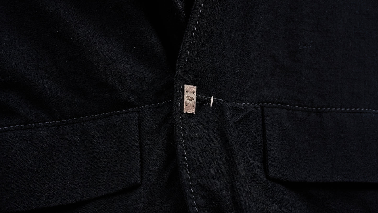 <span>27.1</span><span>"DISPLACEMENT"</span>ARMHOLELESS  JACKET <br>SUPER 140' VERGIN WOOL<br>BLACK
