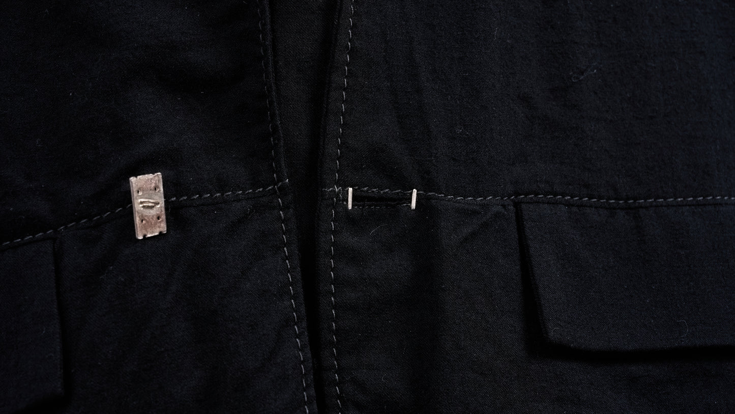 <span>27.1</span><span>"DISPLACEMENT"</span>ARMHOLELESS  JACKET <br>SUPER 140' VERGIN WOOL<br>BLACK