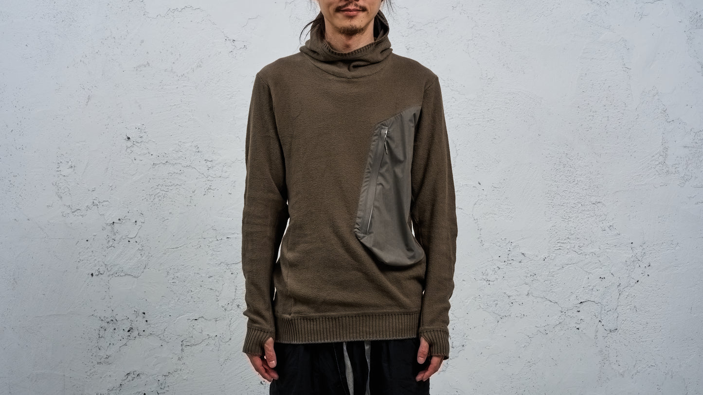 <span>27.1</span><span>"DISPLACEMENT"</span>HOODED POCKET SWEATER<br>COTTON PIQUE<br>OLIVE