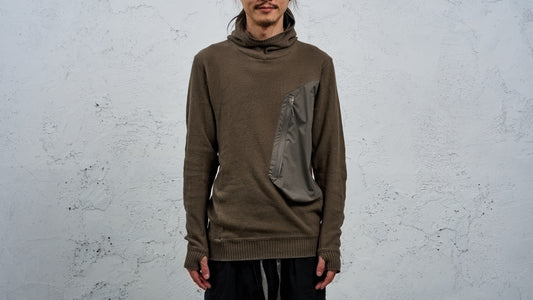 <span>27.1</span><span>"DISPLACEMENT"</span>HOODED POCKET SWEATER<br>COTTON PIQUE<br>OLIVE
