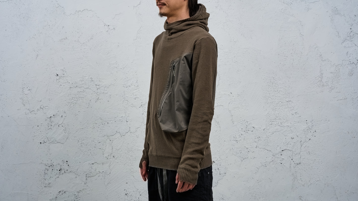 <span>27.1</span><span>"DISPLACEMENT"</span>HOODED POCKET SWEATER<br>COTTON PIQUE<br>OLIVE