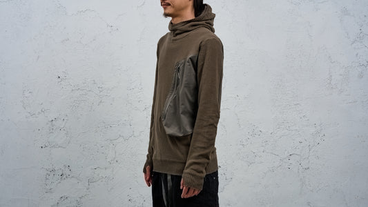 <span>27.1</span><span>"DISPLACEMENT"</span>HOODED POCKET SWEATER<br>COTTON PIQUE<br>OLIVE