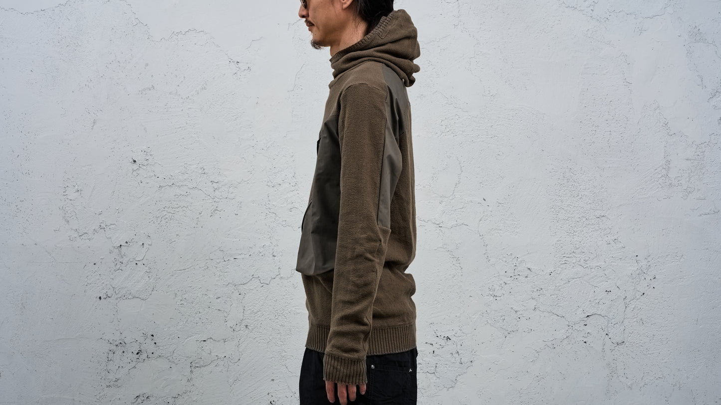 <span>27.1</span><span>"DISPLACEMENT"</span>HOODED POCKET SWEATER<br>COTTON PIQUE<br>OLIVE