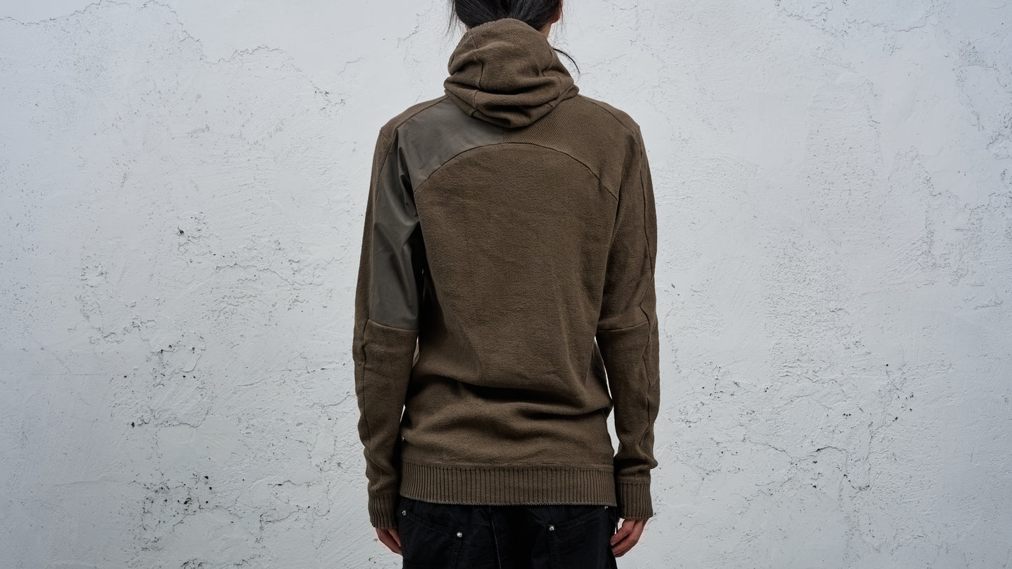 <span>27.1</span><span>"DISPLACEMENT"</span>HOODED POCKET SWEATER<br>COTTON PIQUE<br>OLIVE