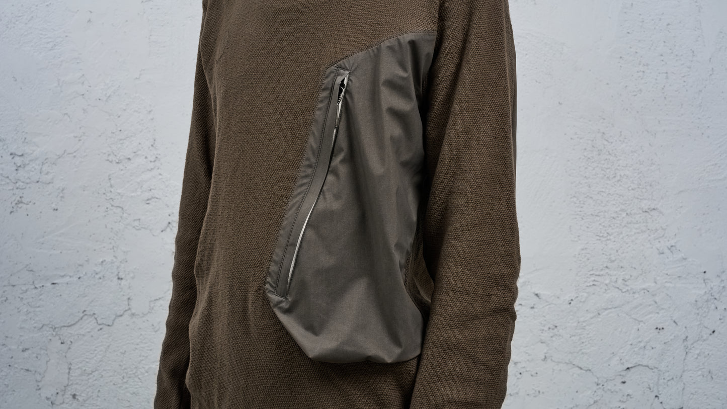 <span>27.1</span><span>"DISPLACEMENT"</span>HOODED POCKET SWEATER<br>COTTON PIQUE<br>OLIVE