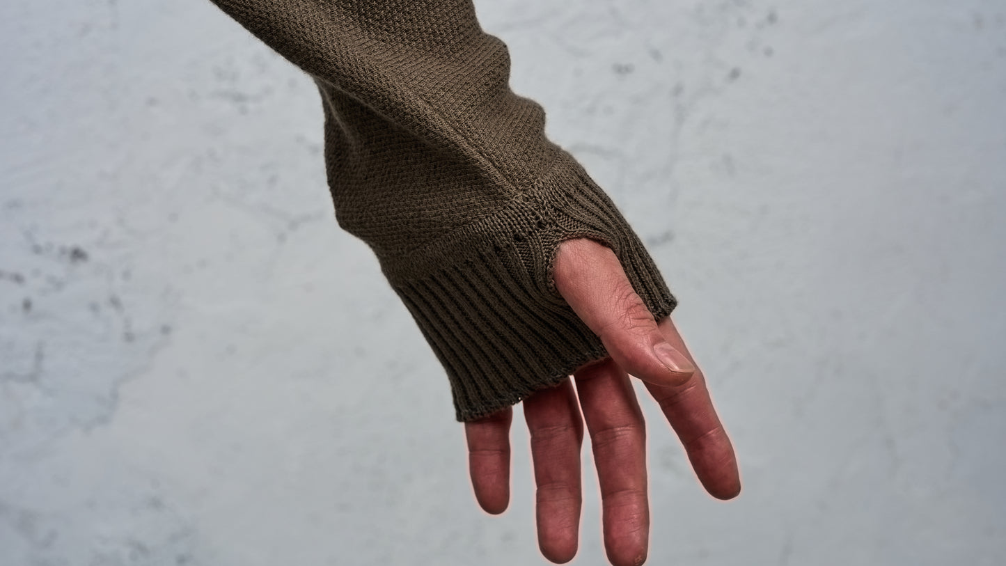 <span>27.1</span><span>"DISPLACEMENT"</span>HOODED POCKET SWEATER<br>COTTON PIQUE<br>OLIVE