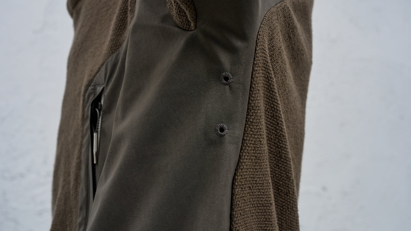 <span>27.1</span><span>"DISPLACEMENT"</span>HOODED POCKET SWEATER<br>COTTON PIQUE<br>OLIVE