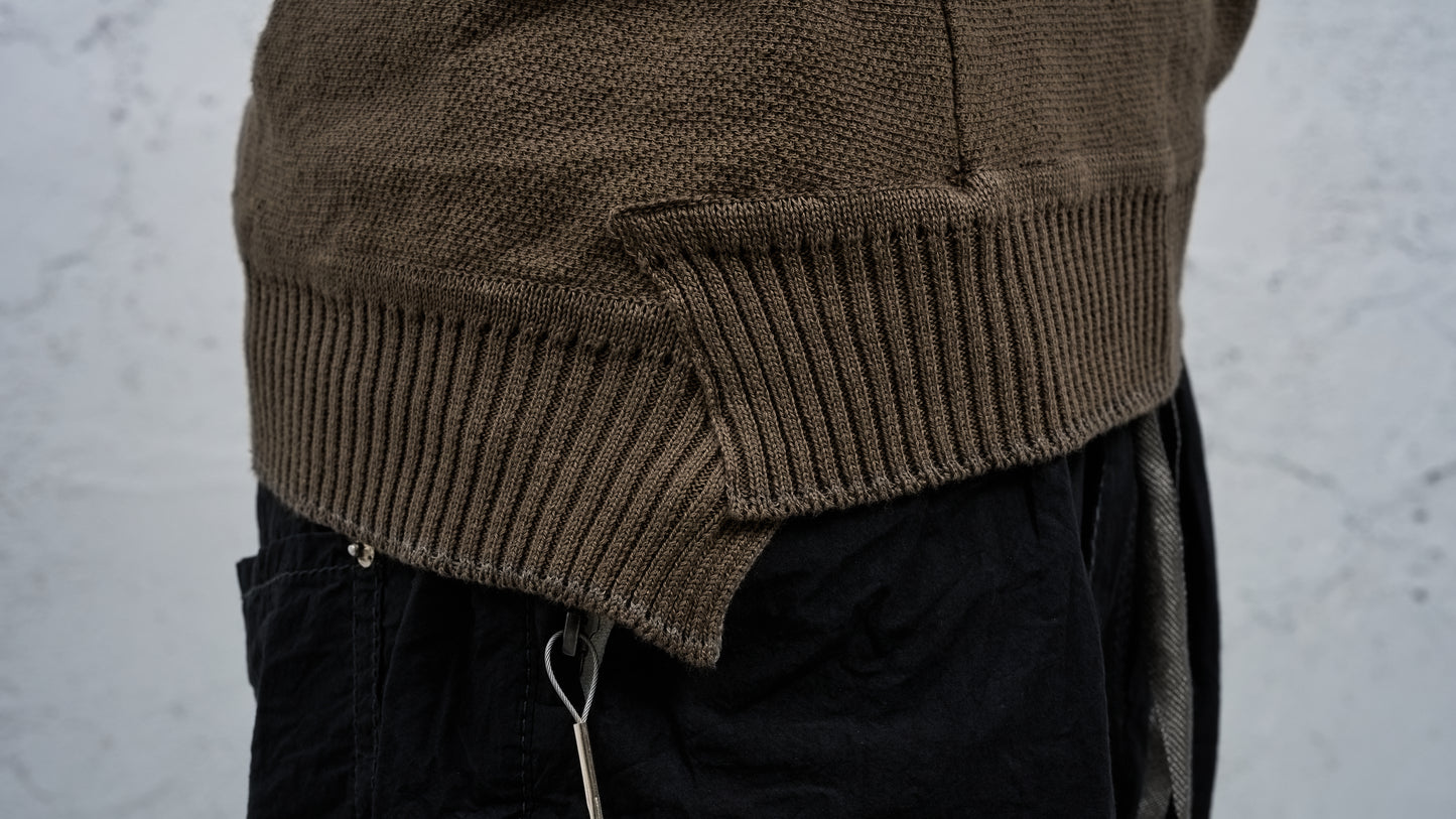 <span>27.1</span><span>"DISPLACEMENT"</span>HOODED POCKET SWEATER<br>COTTON PIQUE<br>OLIVE