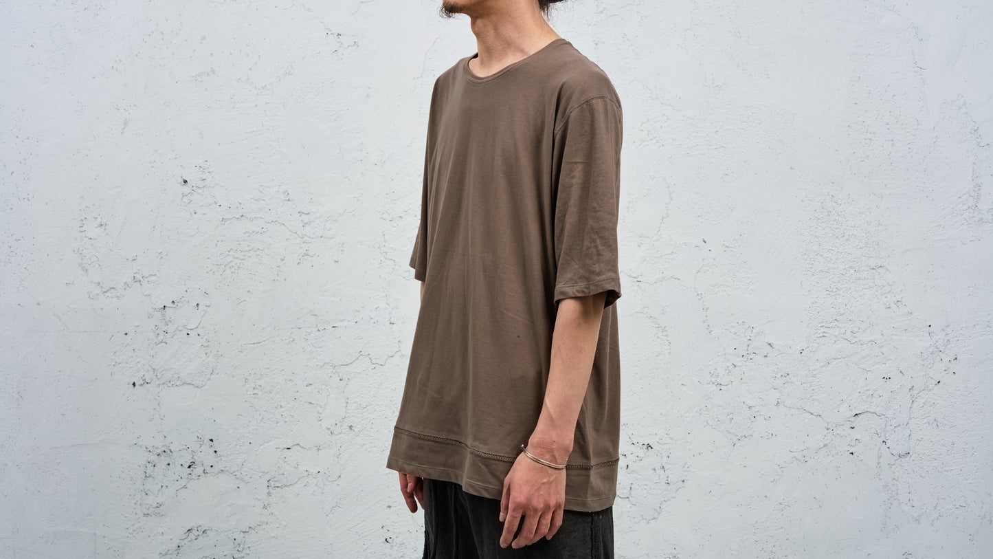 <span>27.1</span><span>"DISPLACEMENT"</span>T-SHIRTS S/S OVERSIZED<br>SUPIMA COTTON 40'/1<br>BEIGE