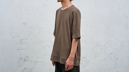 <span>27.1</span><span>"DISPLACEMENT"</span>T-SHIRTS S/S OVERSIZED<br>SUPIMA COTTON 40'/1<br>BEIGE