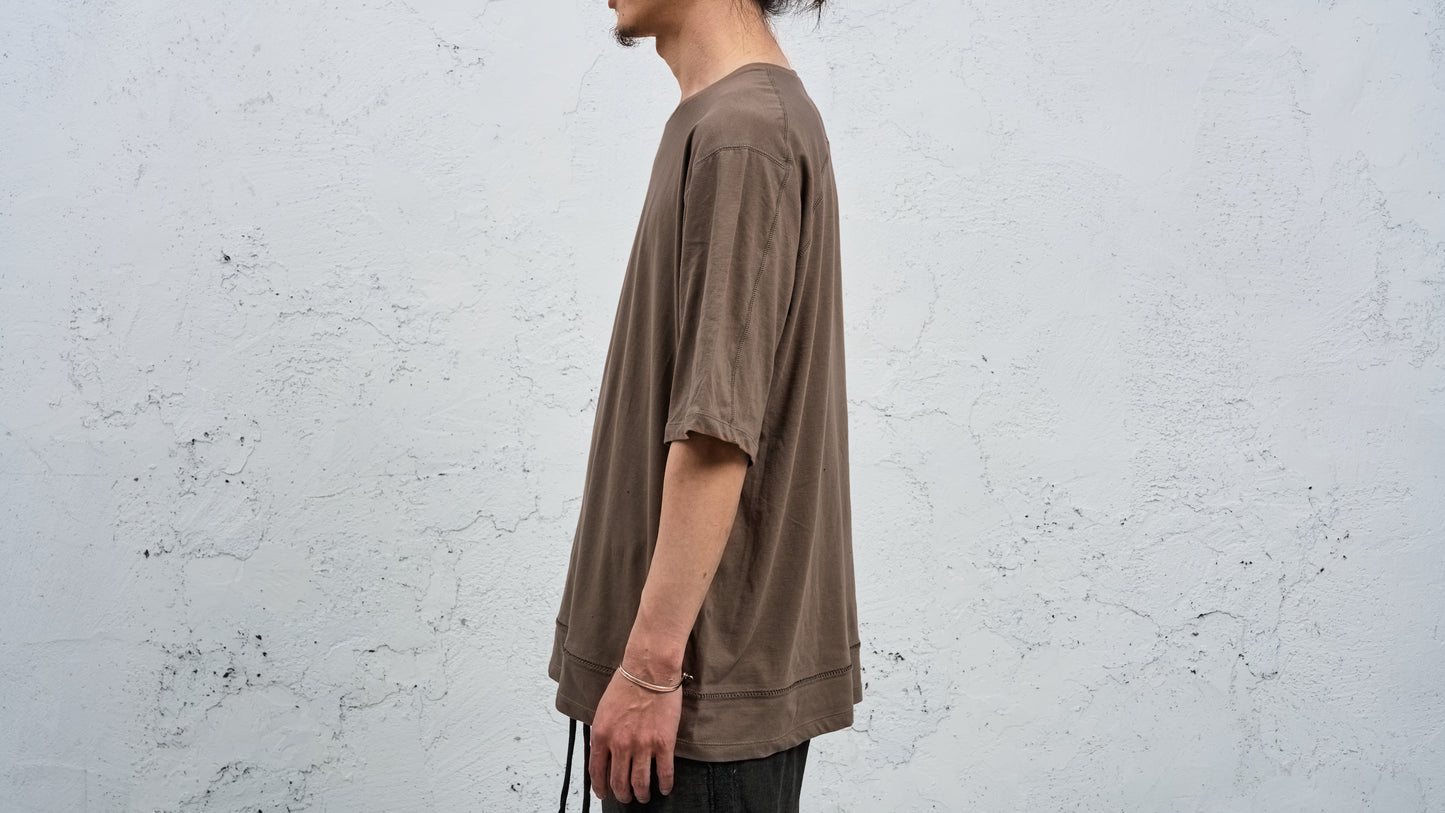 <span>27.1</span><span>"DISPLACEMENT"</span>T-SHIRTS S/S OVERSIZED<br>SUPIMA COTTON 40'/1<br>BEIGE