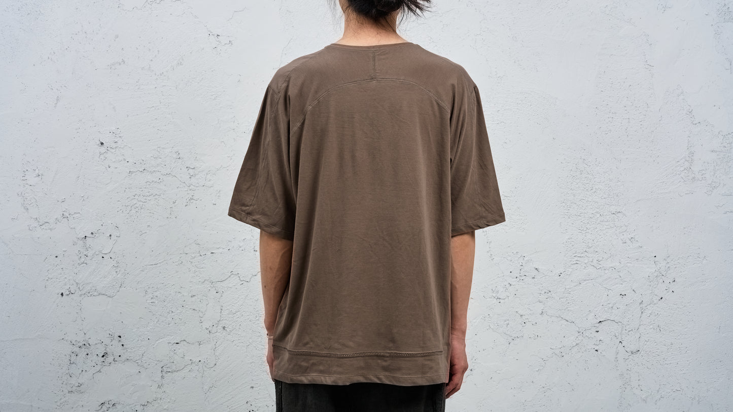 <span>27.1</span><span>"DISPLACEMENT"</span>T-SHIRTS S/S OVERSIZED<br>SUPIMA COTTON 40'/1<br>BEIGE
