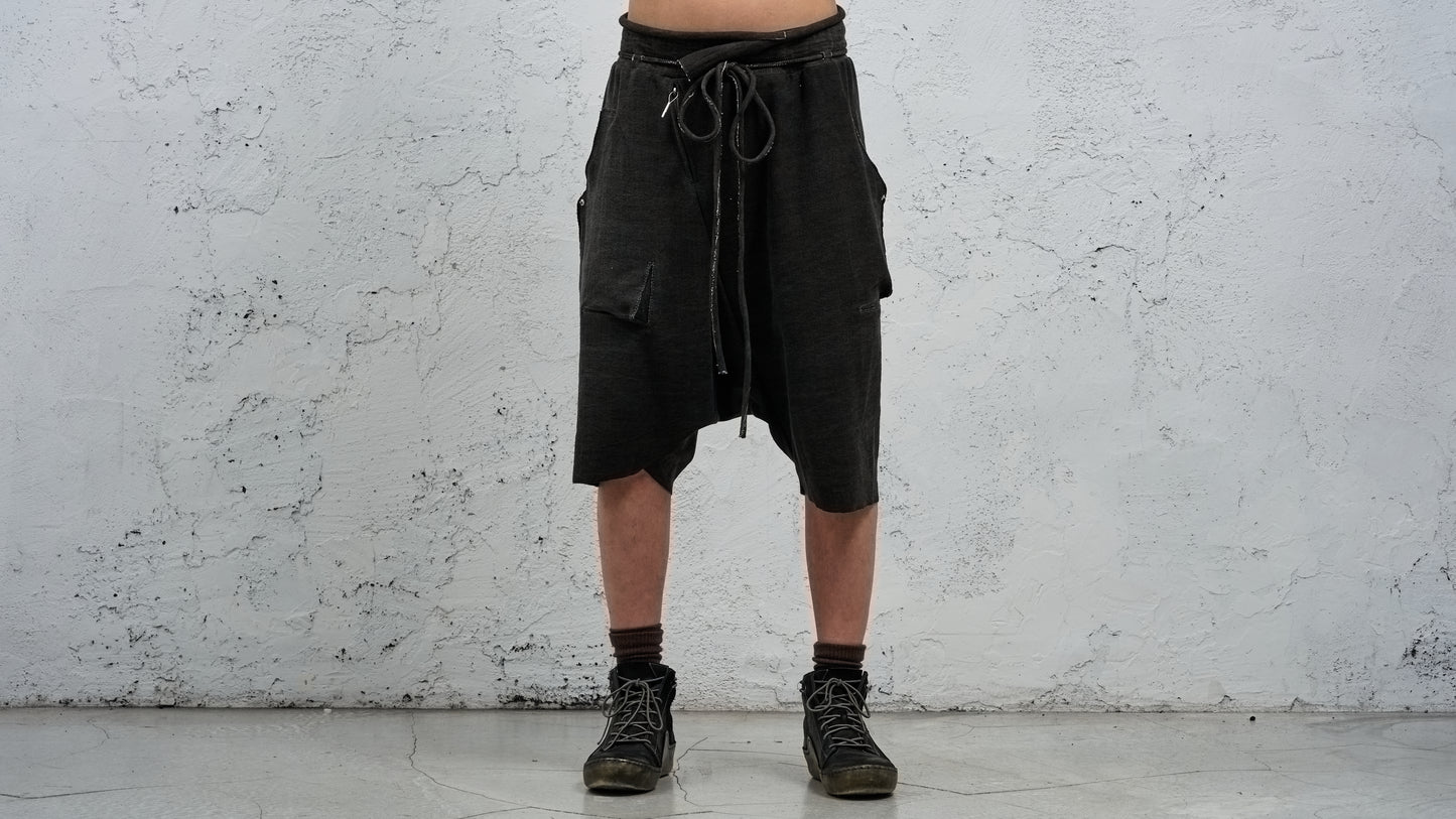 <span>27.1</span><span>"DISPLACEMENT"</span>SWEAT PANTS DROPCLOTCHED SHORT<br>HEAVY JERSEY MEDIUM<br>CARBON