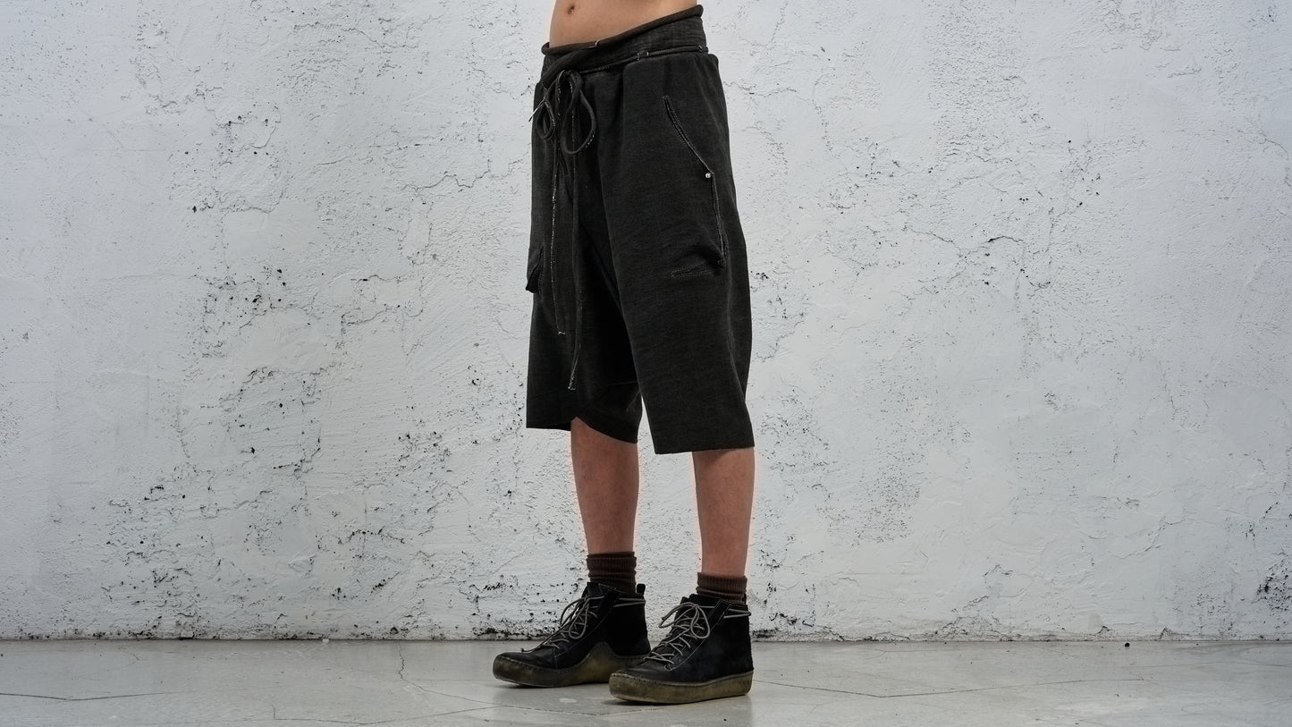 <span>27.1</span><span>"DISPLACEMENT"</span>SWEAT PANTS DROPCLOTCHED SHORT<br>HEAVY JERSEY MEDIUM<br>CARBON