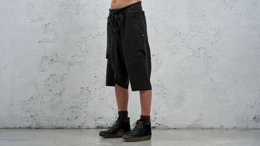 <span>27.1</span><span>"DISPLACEMENT"</span>SWEAT PANTS DROPCLOTCHED SHORT<br>HEAVY JERSEY MEDIUM<br>CARBON