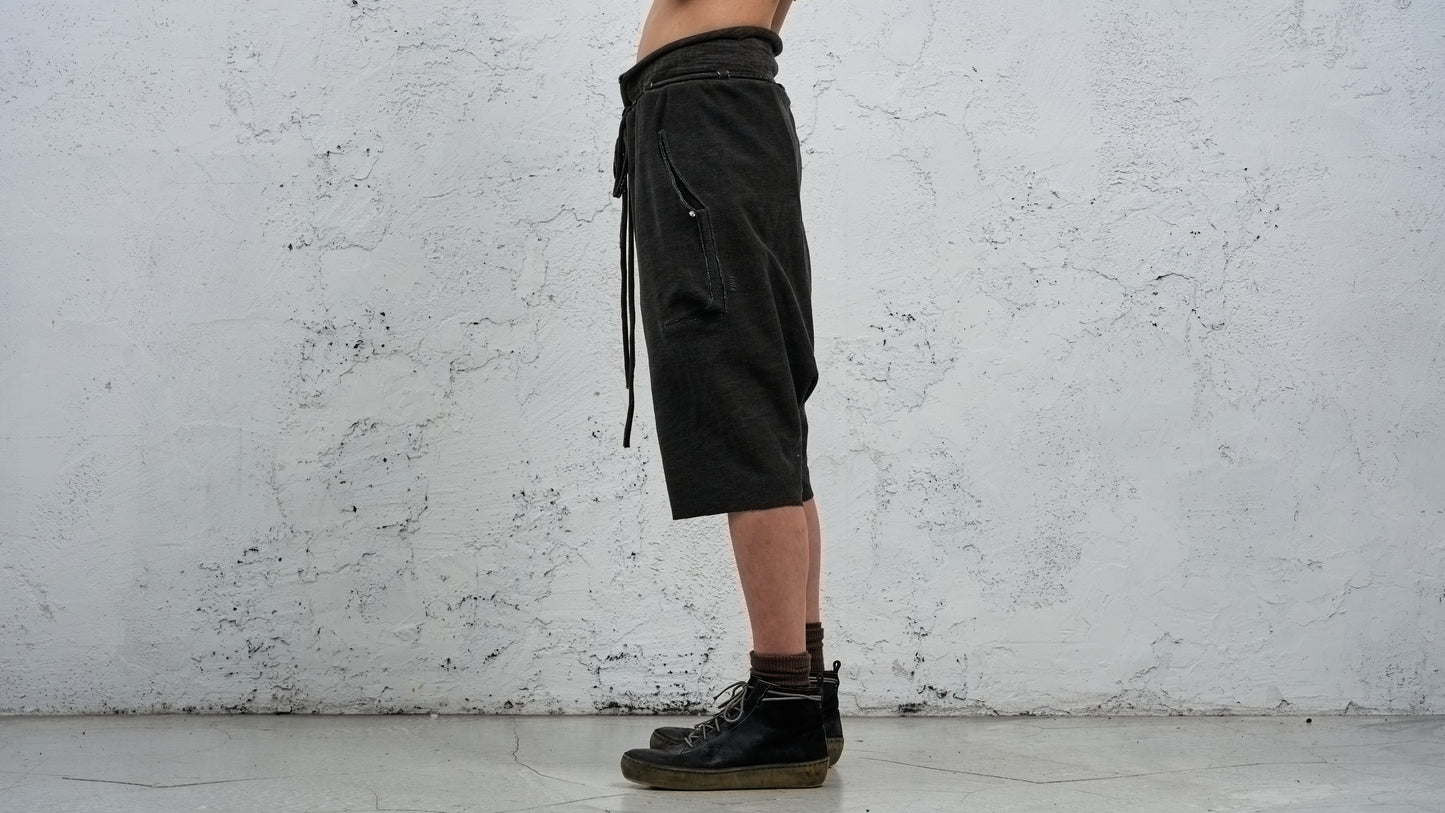 <span>27.1</span><span>"DISPLACEMENT"</span>SWEAT PANTS DROPCLOTCHED SHORT<br>HEAVY JERSEY MEDIUM<br>CARBON