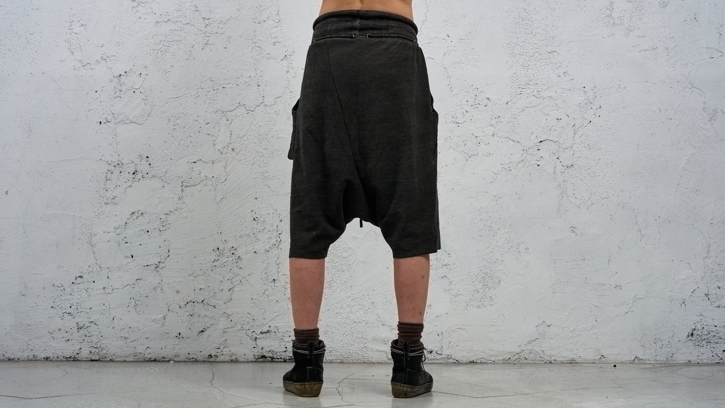 <span>27.1</span><span>"DISPLACEMENT"</span>SWEAT PANTS DROPCLOTCHED SHORT<br>HEAVY JERSEY MEDIUM<br>CARBON