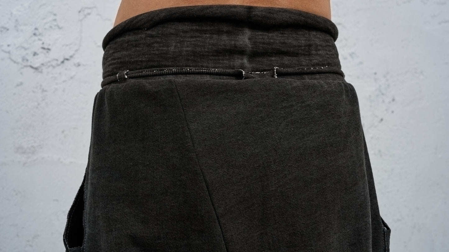 <span>27.1</span><span>"DISPLACEMENT"</span>SWEAT PANTS DROPCLOTCHED SHORT<br>HEAVY JERSEY MEDIUM<br>CARBON