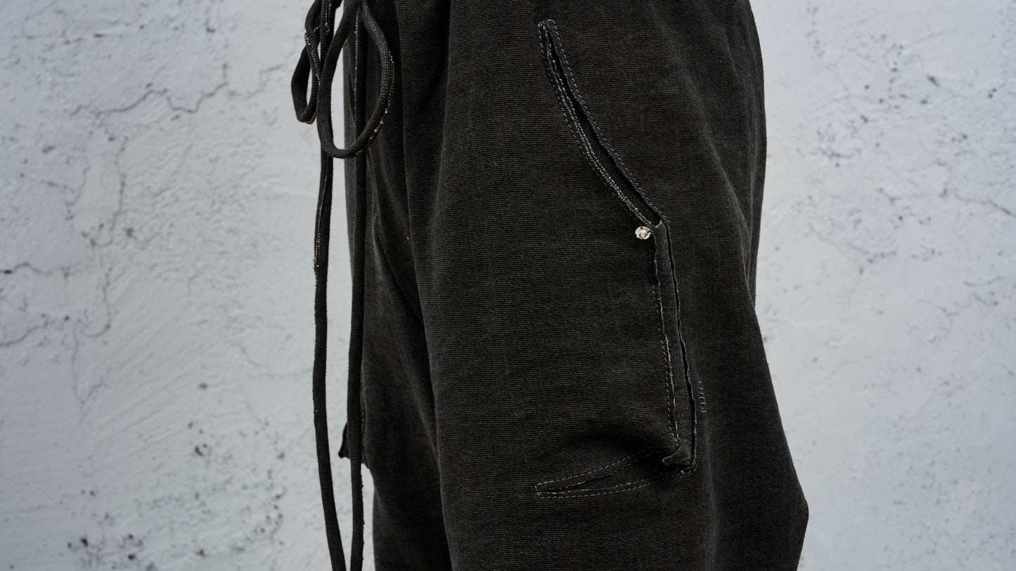 <span>27.1</span><span>"DISPLACEMENT"</span>SWEAT PANTS DROPCLOTCHED SHORT<br>HEAVY JERSEY MEDIUM<br>CARBON