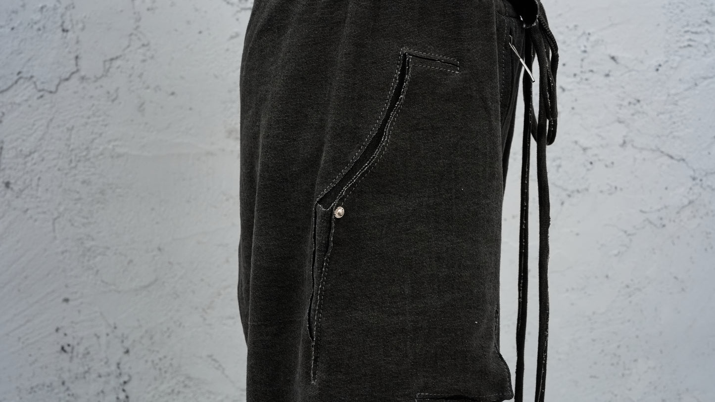 <span>27.1</span><span>"DISPLACEMENT"</span>SWEAT PANTS DROPCLOTCHED SHORT<br>HEAVY JERSEY MEDIUM<br>CARBON
