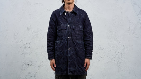 <span>27.1</span><span>"DISPLACEMENT"</span>ARMHOLELESS  COAT <br>PRINTED LINEN MEDIUM<br>INDIGO