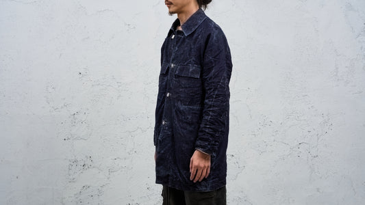 <span>27.1</span><span>"DISPLACEMENT"</span>ARMHOLELESS  COAT <br>PRINTED LINEN MEDIUM<br>INDIGO