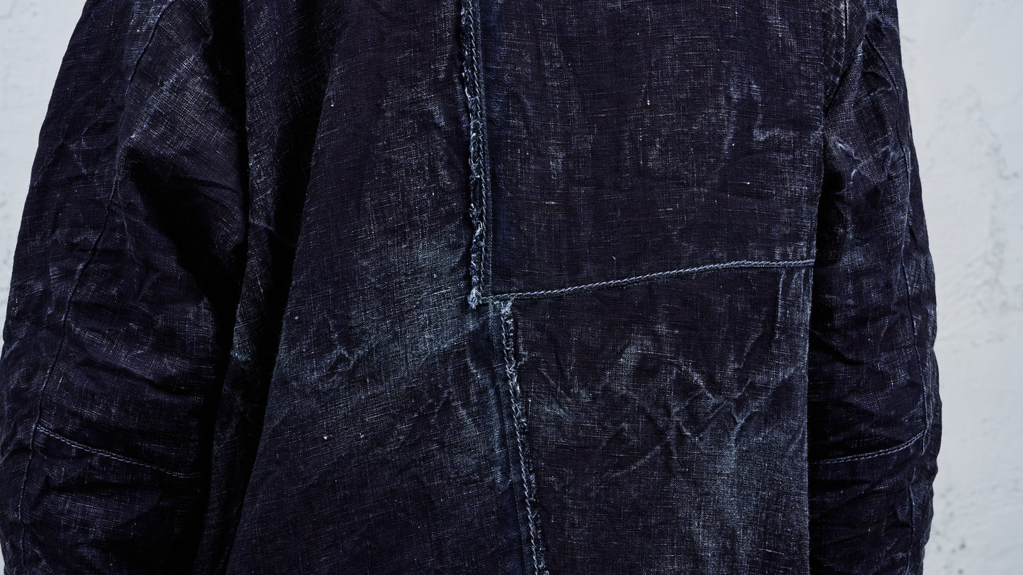 <span>27.1</span><span>"DISPLACEMENT"</span>ARMHOLELESS  COAT <br>PRINTED LINEN MEDIUM<br>INDIGO