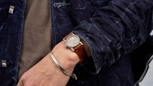 <span>27.1</span><span>"BASIC"</span>TYP.006 / 24H QUARTZ<br>STERLING SILVER.925<br>OXDISED / GOLD HANDS / NATURAL BELT