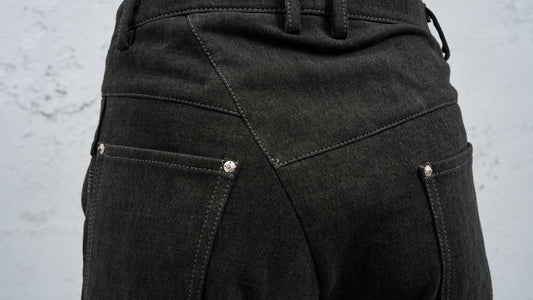 <span>27.1</span><span>"DISPLACEMENT"</span>JEANS<br>HEAVY JERSEY MEDIUM<br>CARBON
