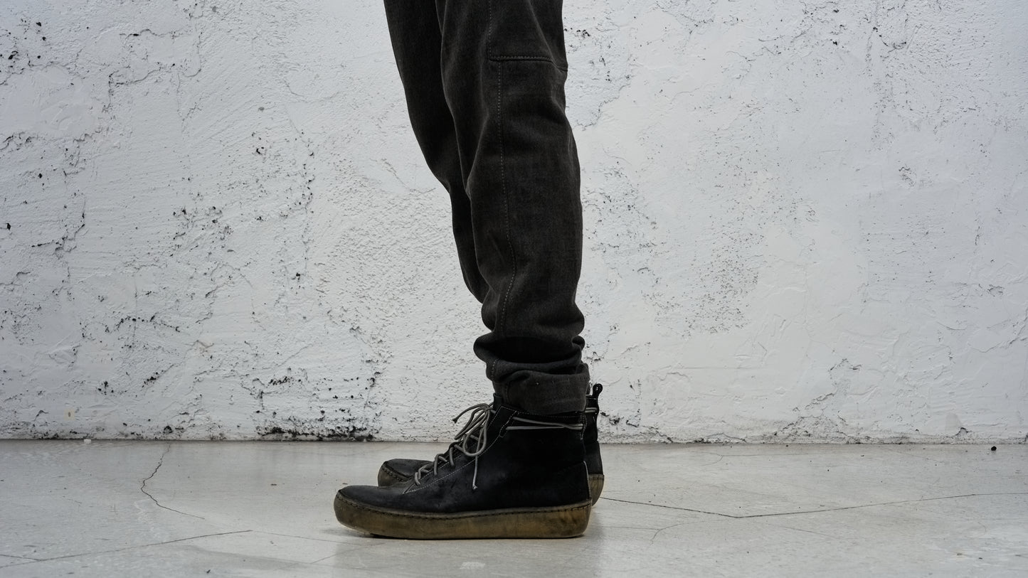 <span>27.1</span><span>"DISPLACEMENT"</span>JEANS<br>HEAVY JERSEY MEDIUM<br>CARBON