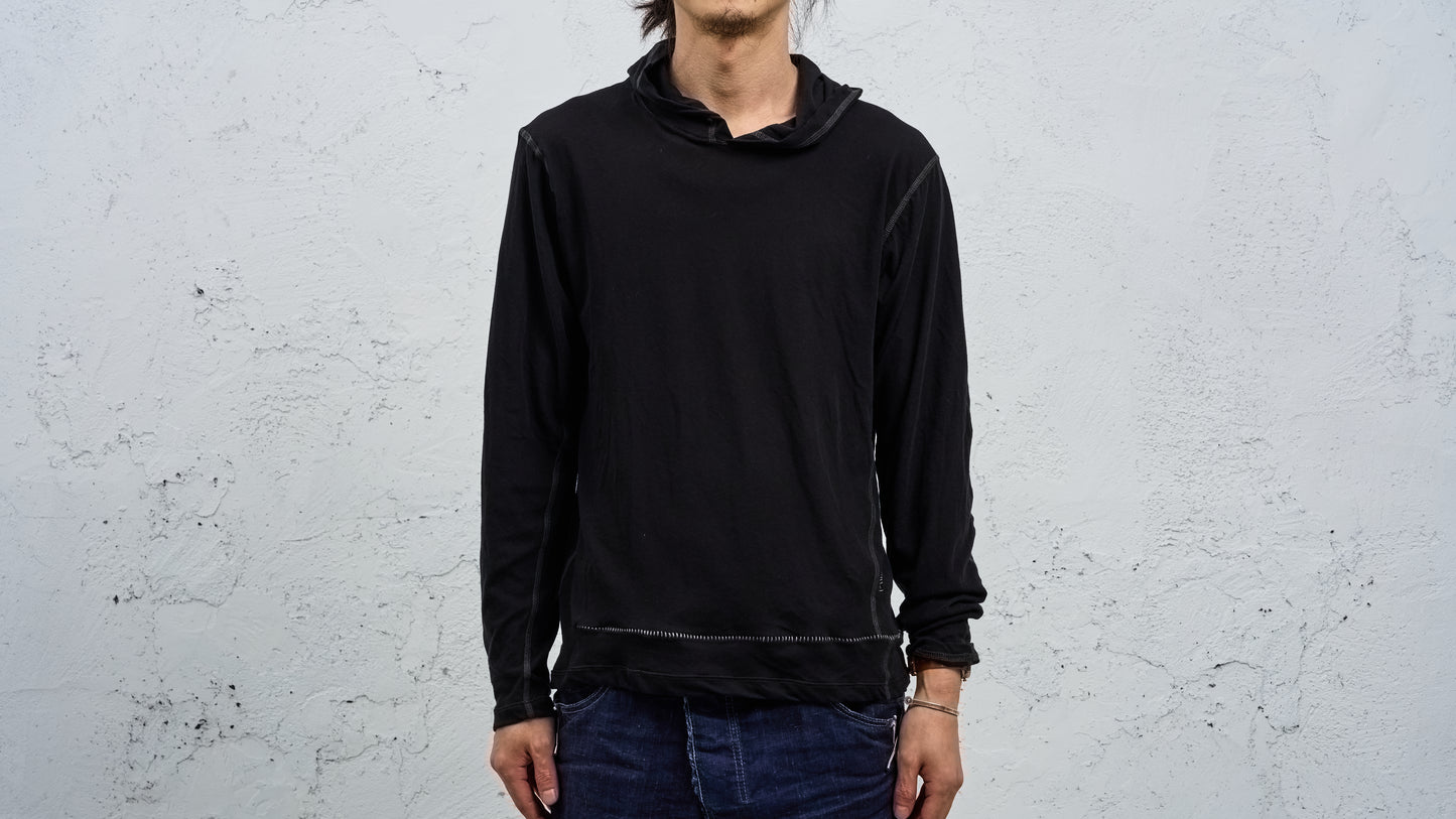 <span>27.1</span><span>"DISPLACEMENT"</span>T-SHIRTS L/S HOODED<br>DRY COTTON JERSEY 60/1<br>BLACK