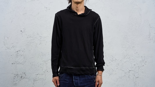 <span>27.1</span><span>"DISPLACEMENT"</span>T-SHIRTS L/S HOODED<br>DRY COTTON JERSEY 60/1<br>BLACK