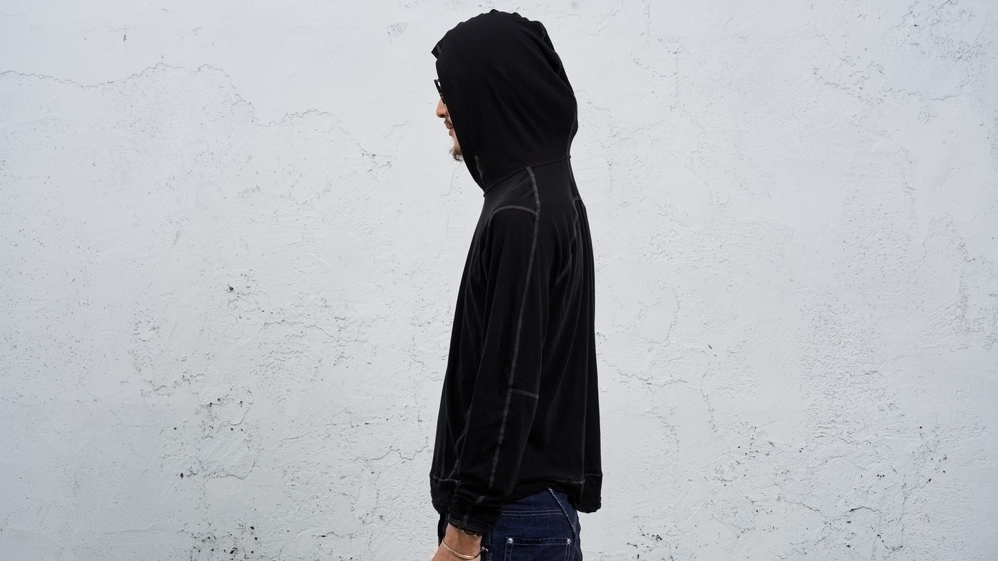 <span>27.1</span><span>"DISPLACEMENT"</span>T-SHIRTS L/S HOODED<br>DRY COTTON JERSEY 60/1<br>BLACK