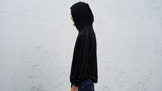 <span>27.1</span><span>"DISPLACEMENT"</span>T-SHIRTS L/S HOODED<br>DRY COTTON JERSEY 60/1<br>BLACK