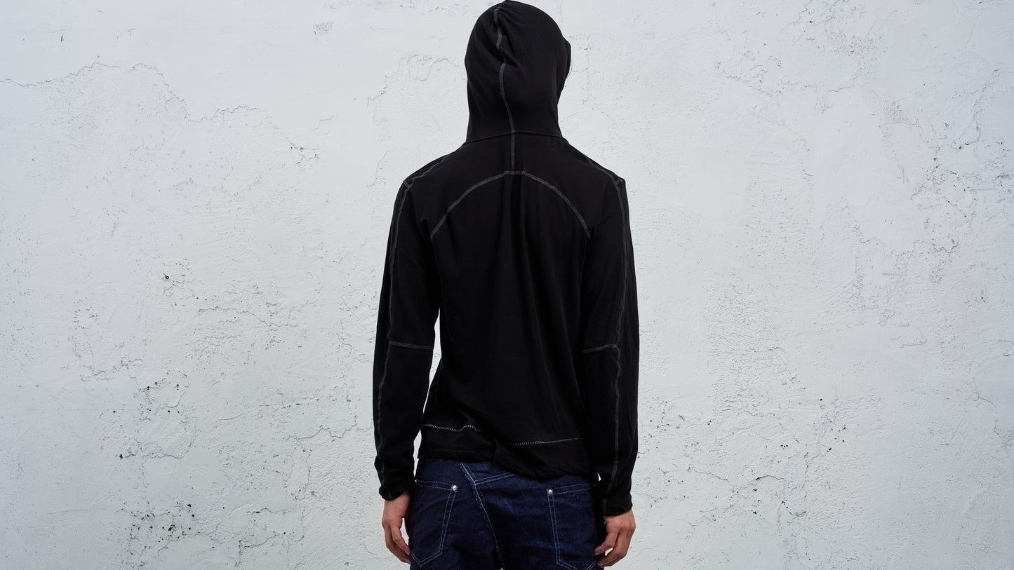 <span>27.1</span><span>"DISPLACEMENT"</span>T-SHIRTS L/S HOODED<br>DRY COTTON JERSEY 60/1<br>BLACK