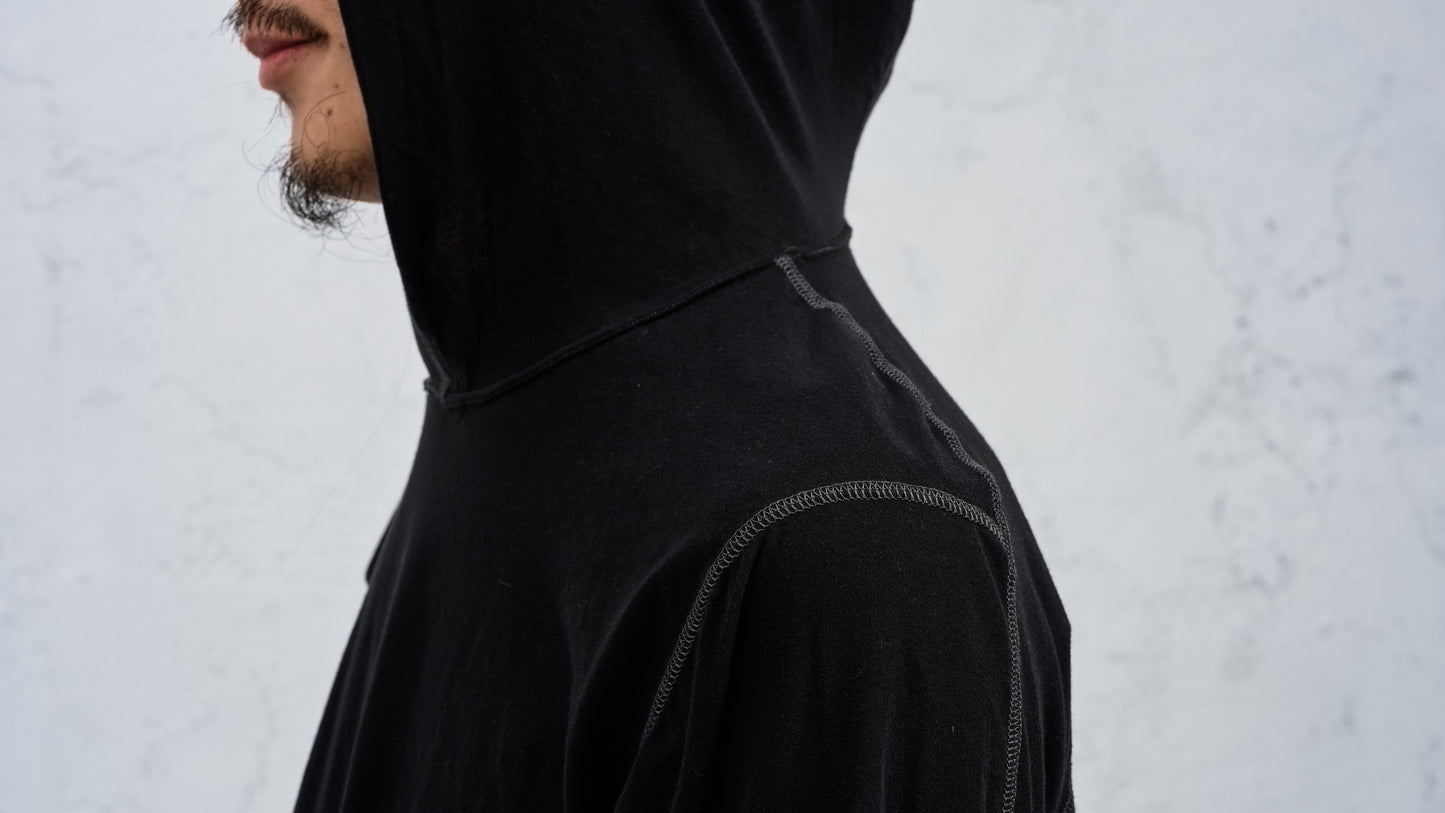 <span>27.1</span><span>"DISPLACEMENT"</span>T-SHIRTS L/S HOODED<br>DRY COTTON JERSEY 60/1<br>BLACK