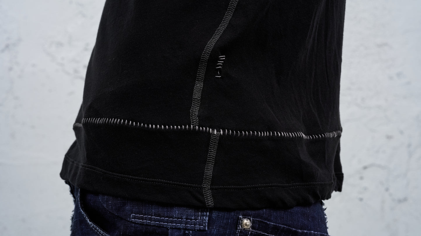<span>27.1</span><span>"DISPLACEMENT"</span>T-SHIRTS L/S HOODED<br>DRY COTTON JERSEY 60/1<br>BLACK