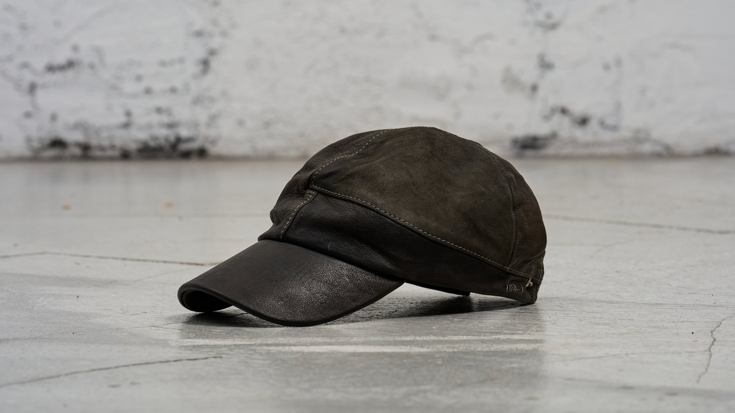 <span>27.1</span><span>"DISPLACEMENT"</span>BASEBALL CAP<br>DEER FULL GRAIN 0.8<br>COL.26