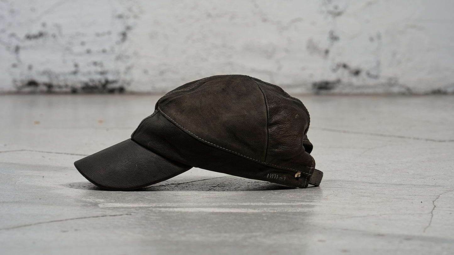 <span>27.1</span><span>"DISPLACEMENT"</span>BASEBALL CAP<br>DEER FULL GRAIN 0.8<br>COL.26
