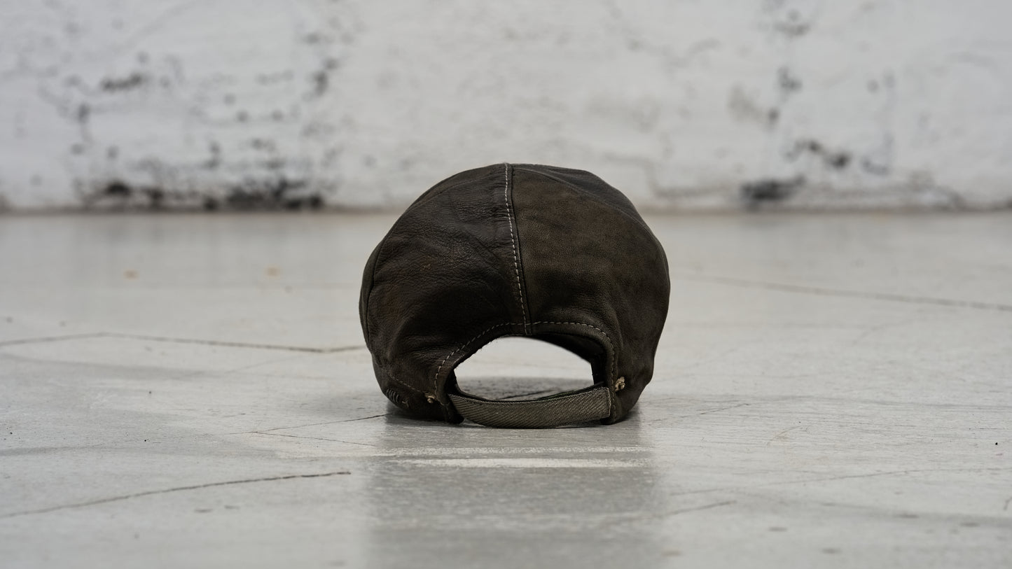 <span>27.1</span><span>"DISPLACEMENT"</span>BASEBALL CAP<br>DEER FULL GRAIN 0.8<br>COL.26