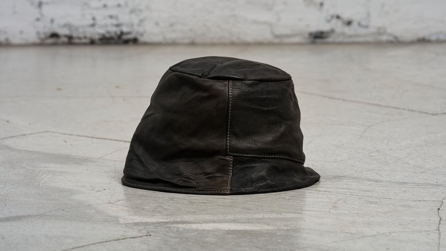 <span>27.1</span><span>"DISPLACEMENT"</span>CLOCHE HAT<br>DEER FULL GRAIN 0.8<br>COL.26