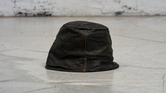 <span>27.1</span><span>"DISPLACEMENT"</span>CLOCHE HAT<br>DEER FULL GRAIN 0.8<br>COL.26