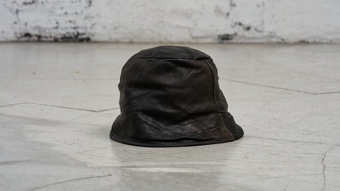 <span>27.1</span><span>"DISPLACEMENT"</span>CLOCHE HAT<br>DEER FULL GRAIN 0.8<br>COL.26